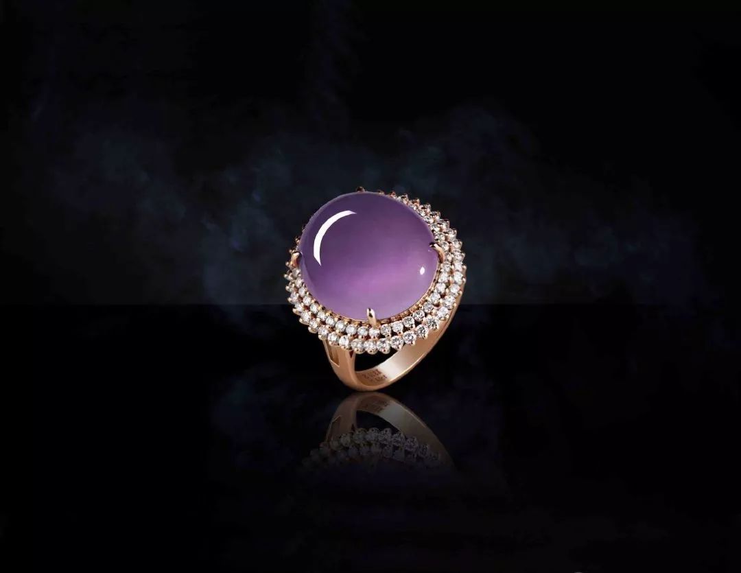 这件重达9499克拉的矿石珍宝被称为翡翠的奇迹,集顶级紫色玻璃种翡翠